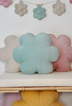 Coussin fleur en velours baie de sureau rose - Moi Mili
