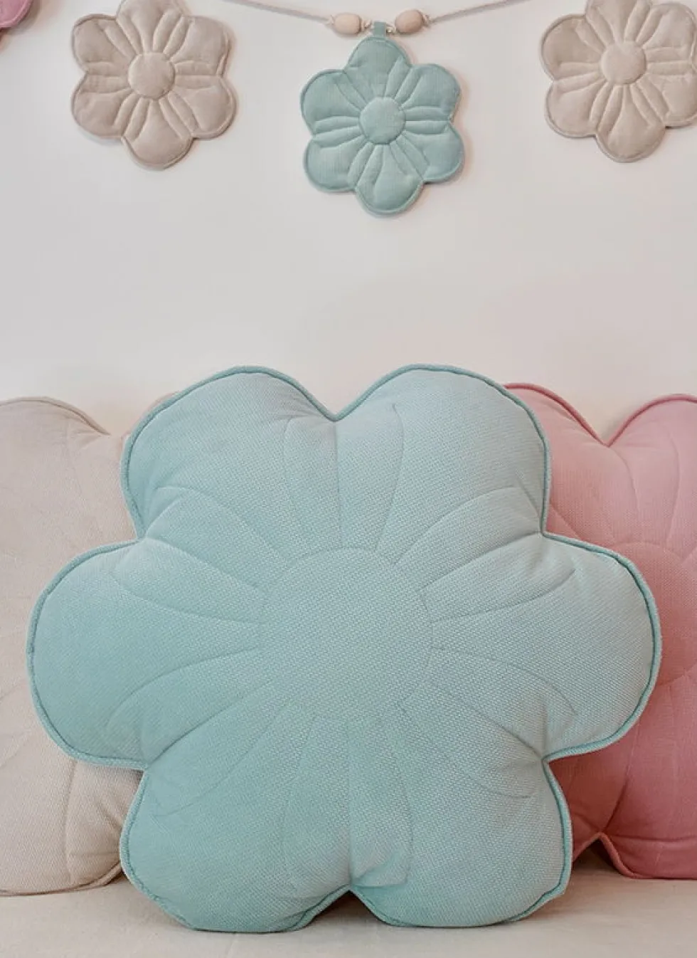 Coussin fleur en velours menthe fraîche - Moi Mili