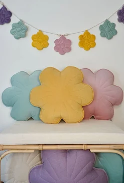Coussin fleur en velours miel azalée - Moi Mili