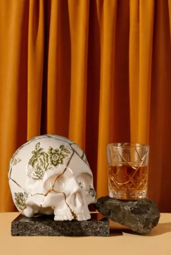Crâne en porcelaine blanc et doré 21 × 15 × 16 cm Kintsugi Skull - Seletti