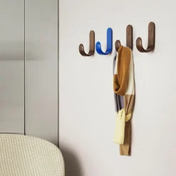 Crochet en noyer marron Curve Walnut - Normann Copenhagen