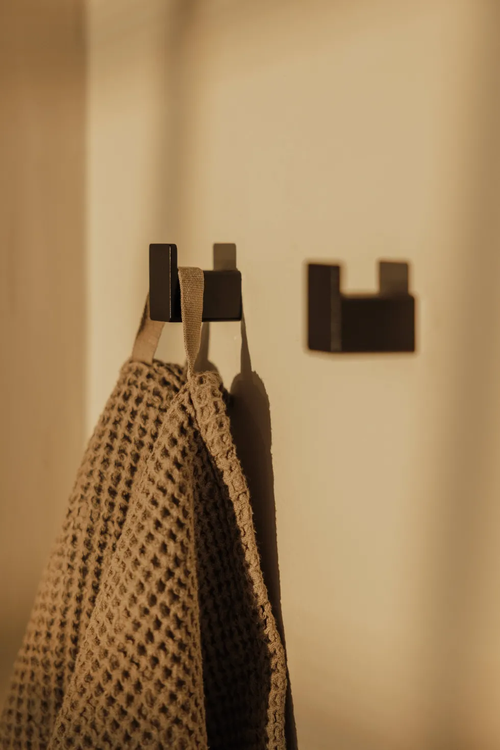 6 crochets à vêtements carré en acier noir 3cm Palo - Metallbude