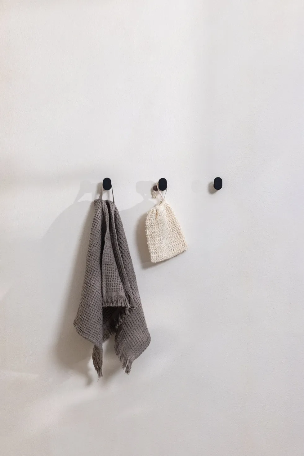 3 crochets à vêtements rond en acier noir 3cm Palo - Metallbude