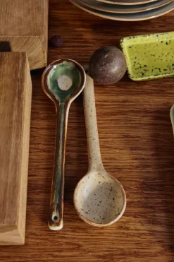 2 Cuillères de service en grès beige et vert 6x23,5x3cm Vaisselle 70s HKLiving