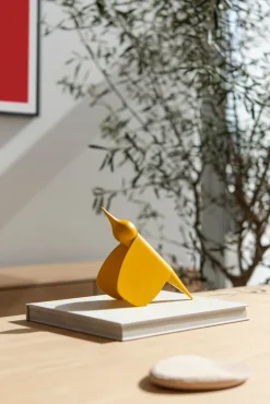 Décoration oiseau minimaliste en chêne laqué jaune Tica - Gazzda
