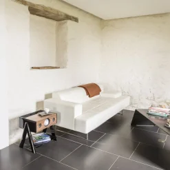 Enceinte noire avec pieds en chêne Cube - La Boite concept