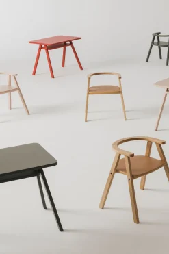 Ensemble bureau enfant avec 2 chaises en bois de hêtre massif rouge Growing Green - Nobodinoz