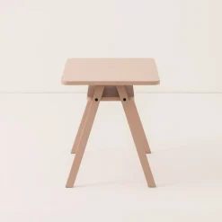 Ensemble bureau enfant avec 2 chaises en bois de hêtre massif rose blush Growing Green - Nobodinoz