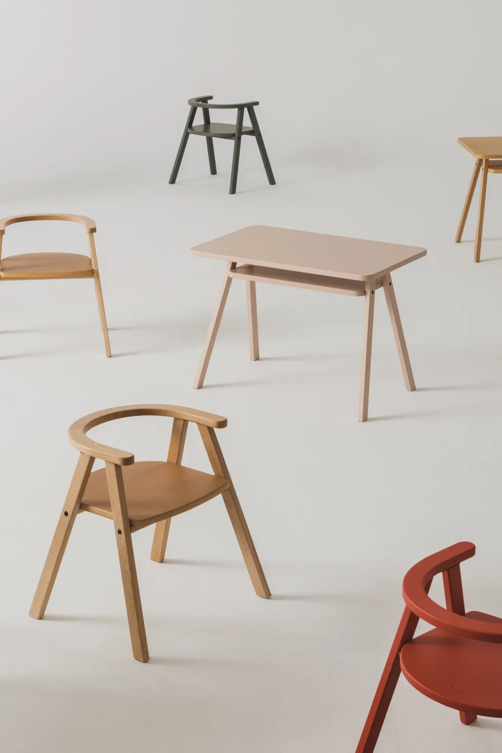 Ensemble bureau enfant avec 2 chaises en bois de hêtre massif rose blush Growing Green - Nobodinoz
