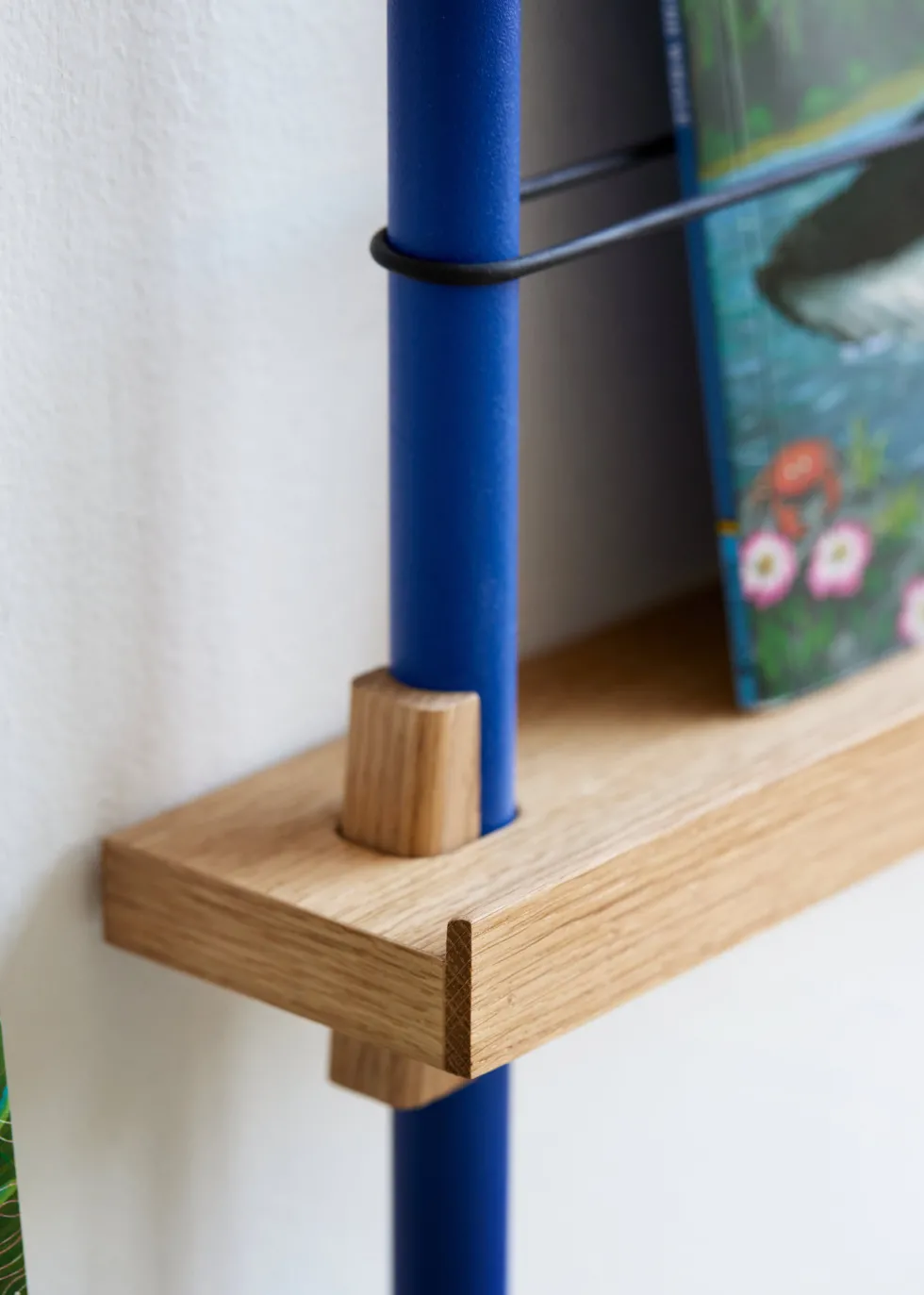 Etagère à magazines en chêne et acier bleu Magazine Shelving - Moebe