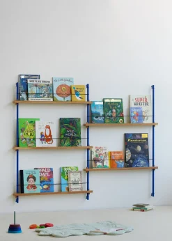 Etagère à magazines en chêne et acier bleu Magazine Shelving - Moebe