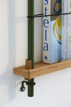 Etagère à magazines en chêne et acier vert pin Magazine Shelving - Moebe