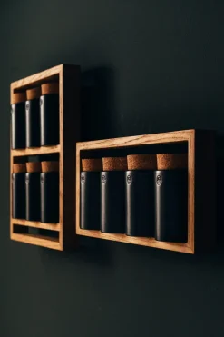 Etagère à épices en chêne naturel et bocaux en céramique gris 24,5x5,5x32cm Bocuse - das kleine b