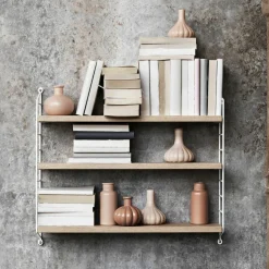 Etagères en chêne avec montants blancs String Pocket - String furniture