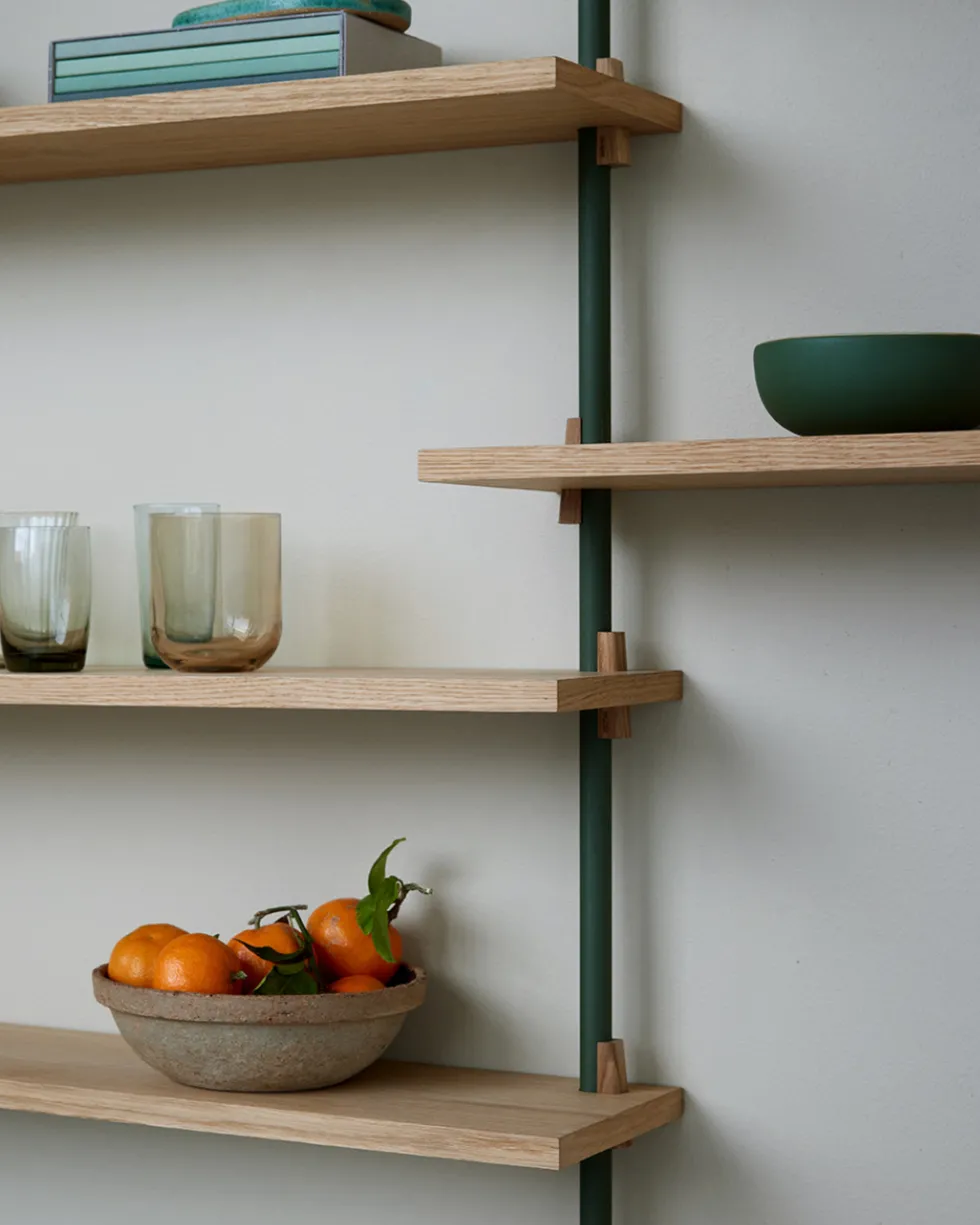 Etagères murales en chêne et acier vert pin Wall Shelving - Moebe