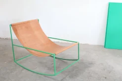 Fauteuil à bascule en métal vert et cuir 81x60x65cm- valerie_objects