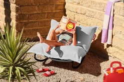 Fauteuil à bascule extérieur en métal noir avec coussin rayé bleu océan Rock 'n Roll Combi - Fatboy