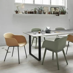 Fauteuil blanc piétement en chêne foncé Fiber - Muuto