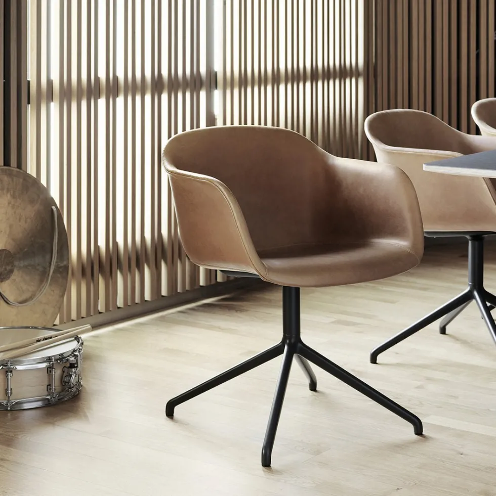 Fauteuil cognac piétement pivot et assise cuir Fiber - Muuto