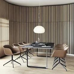 Fauteuil cognac piétement pivot et assise cuir Fiber - Muuto