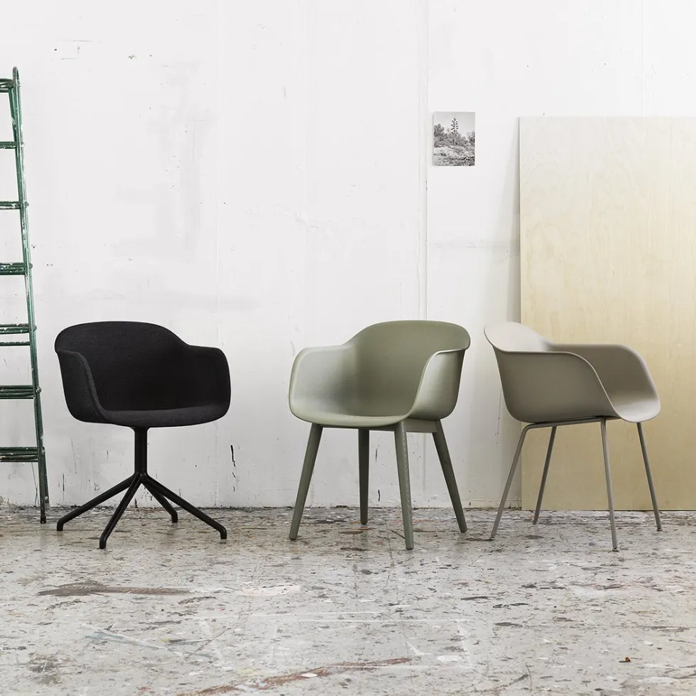 Fauteuil cognac piétement pivot et assise cuir Fiber - Muuto