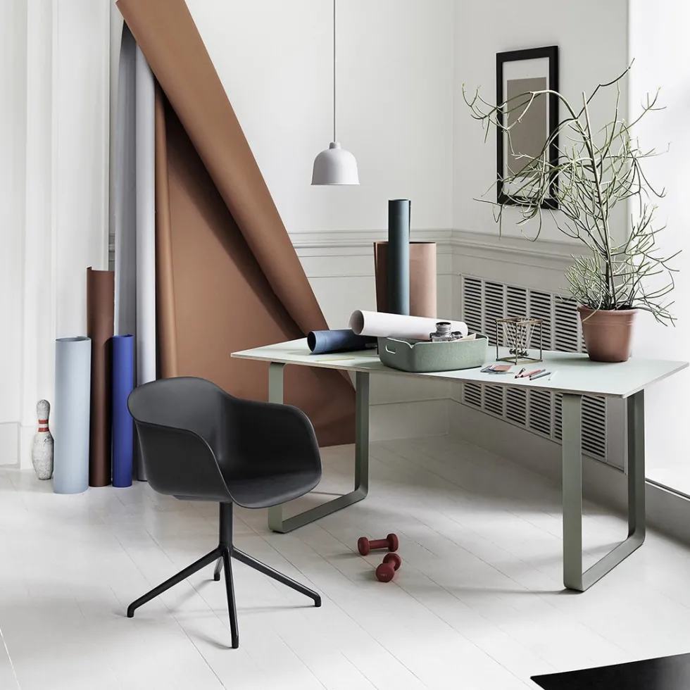 Fauteuil cognac piétement pivot et assise cuir Fiber - Muuto