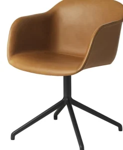 Fauteuil cognac piétement pivot et assise cuir Fiber - Muuto