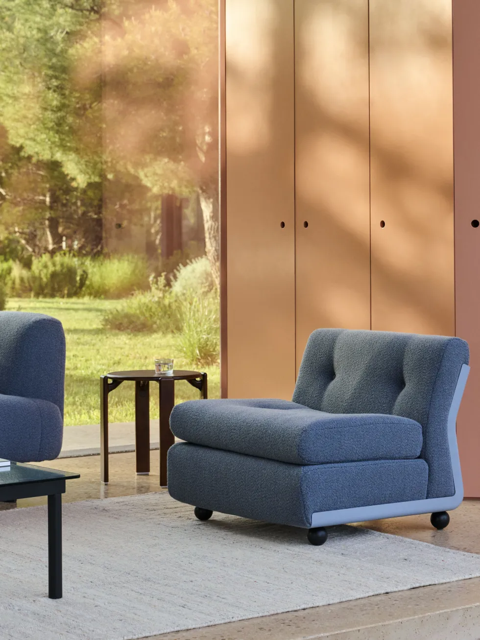 Fauteuil coque bleu givré et tissu bleu Amanta - HAY