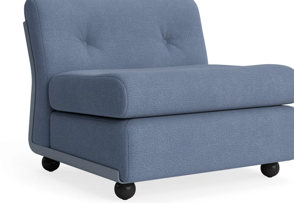 Fauteuil coque bleu givré et tissu bleu Amanta - HAY