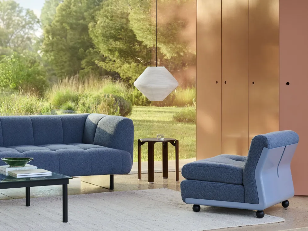 Fauteuil coque bleu givré et tissu bleu Amanta - HAY