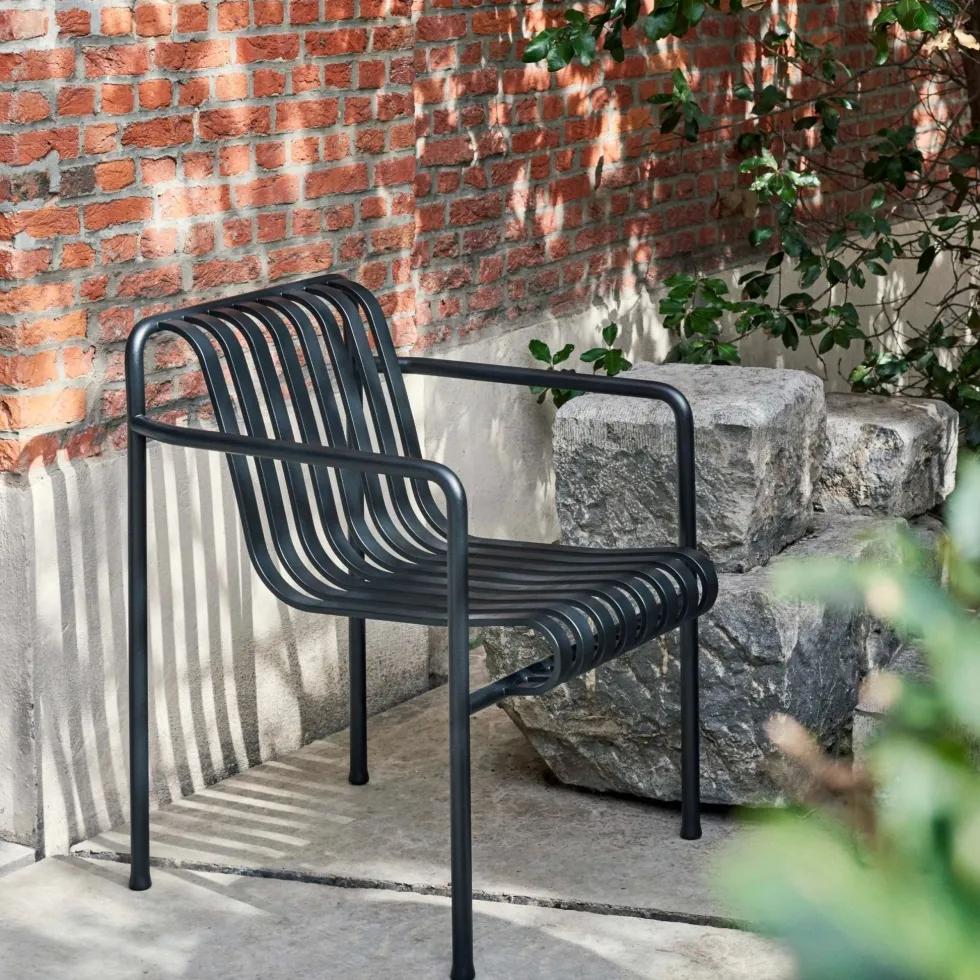 Fauteuil de jardin avec accoudoir en métal anthracite Palissade - HAY