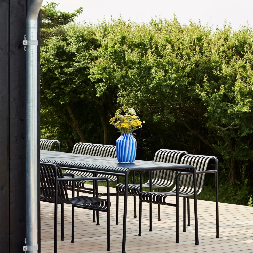 Fauteuil de jardin avec accoudoir en métal anthracite Palissade - HAY