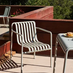 Fauteuil de jardin avec accoudoir en métal gris Palissade - HAY