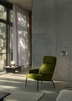 Fauteuil à dossier haut avec accoudoirs en tissu beige et aluminium chromé Muno LN17 - &tradition
