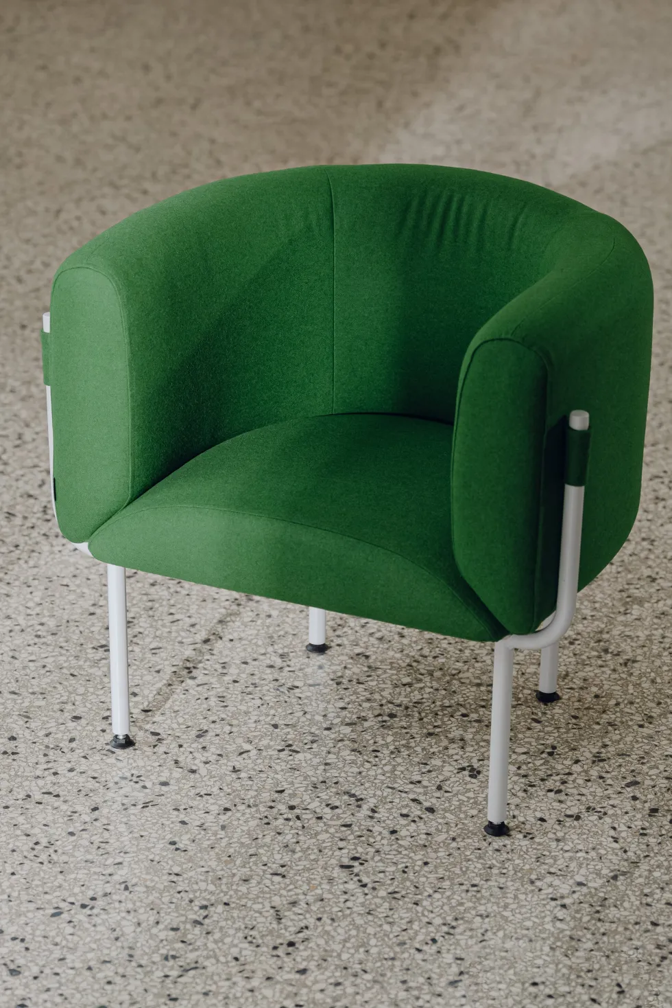 Fauteuil en acier et laine vert mousse 71,2cm Ubi Mini - noo.ma