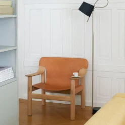 Fauteuil en chêne avec housse en cuir marron Bernard - HAY