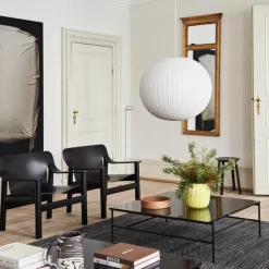 Fauteuil en chêne avec housse en cuir noir Bernard - HAY