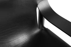 Fauteuil en chêne avec housse en cuir noir Bernard - HAY