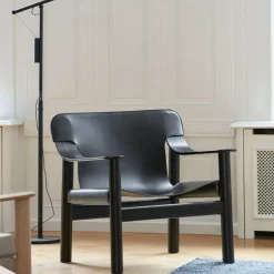 Fauteuil en chêne avec housse en cuir noir Bernard - HAY