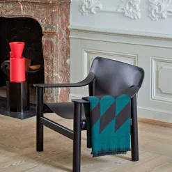 Fauteuil en chêne avec housse en cuir noir Bernard - HAY