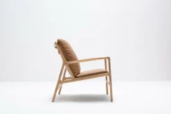 Fauteuil en chêne et cuir nature Dedo easy chair - Gazzda