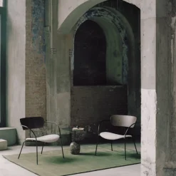 Fauteuil en chêne noir laqué AV5 Pavilion - &tradition