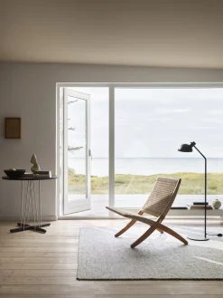 Fauteuil en chêne savonné et assise sangles naturelles 76cm Cuba Chair - Carl Hansen & Søn