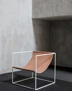 Fauteuil en métal blanc et cuir beige 62x62x61cm Solo Seat - valerie_objects
