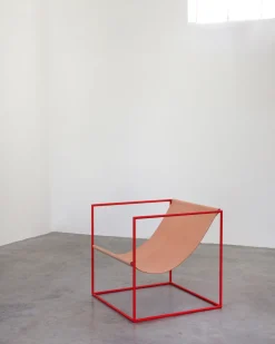 Fauteuil en métal rouge et cuir beige 62x62x61cm Solo Seat - valerie_objects