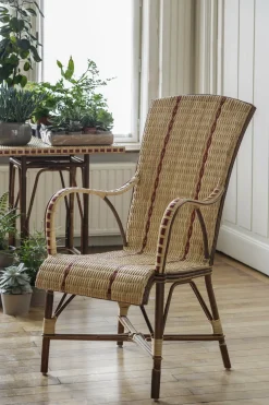 Fauteuil en rotin foncé et filets en résine rouge 105 x 60 x 77 Bagatelle - KOK