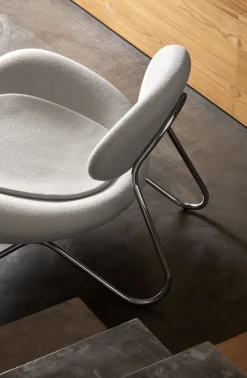 Fauteuil en tissu blanc et acier chrome Meadow - Woud