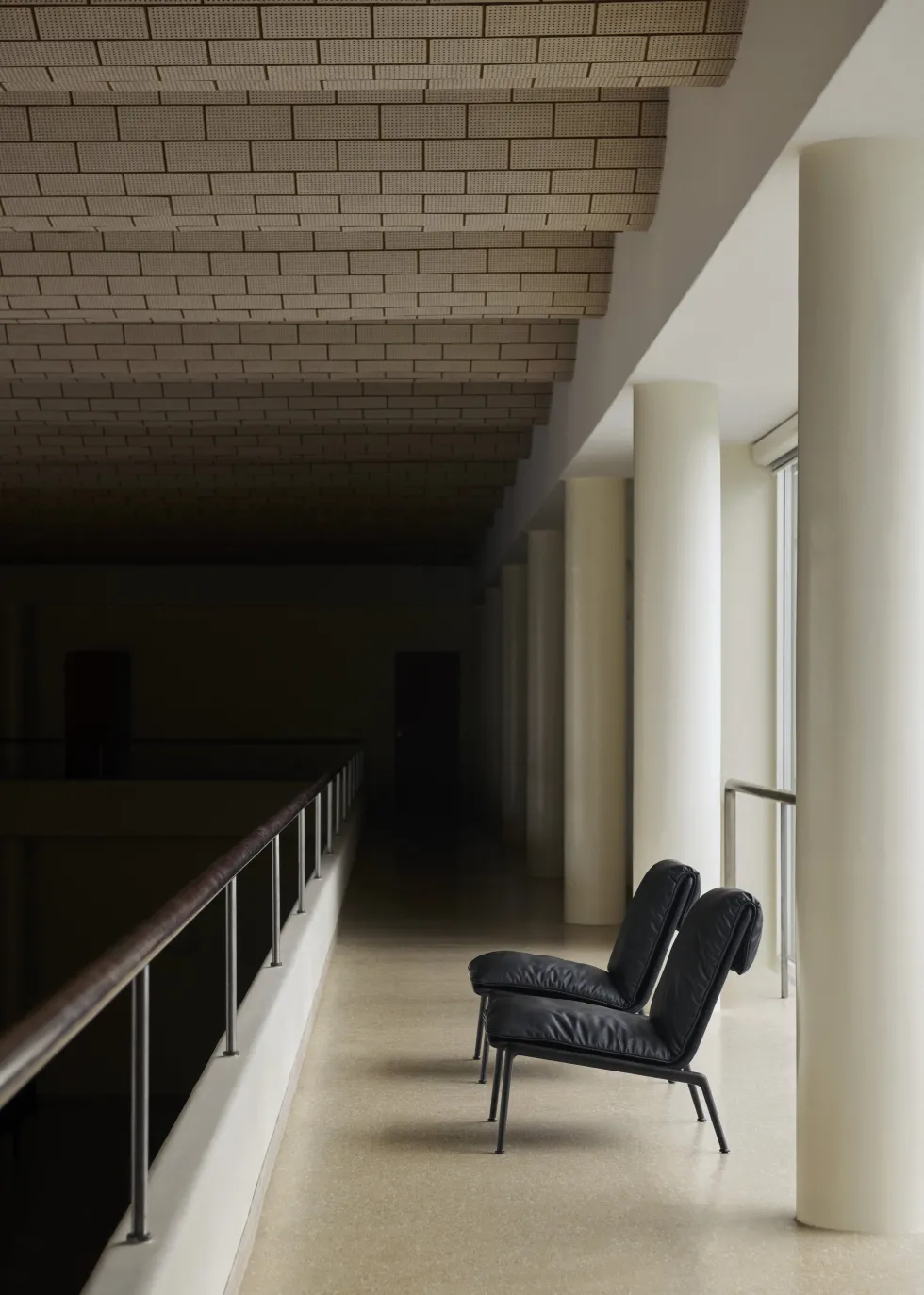 Fauteuil en tissu bleu et aluminium noir Muno LN18 - &tradition