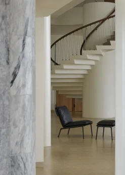 Fauteuil en tissu bleu et aluminium noir Muno LN18 - &tradition