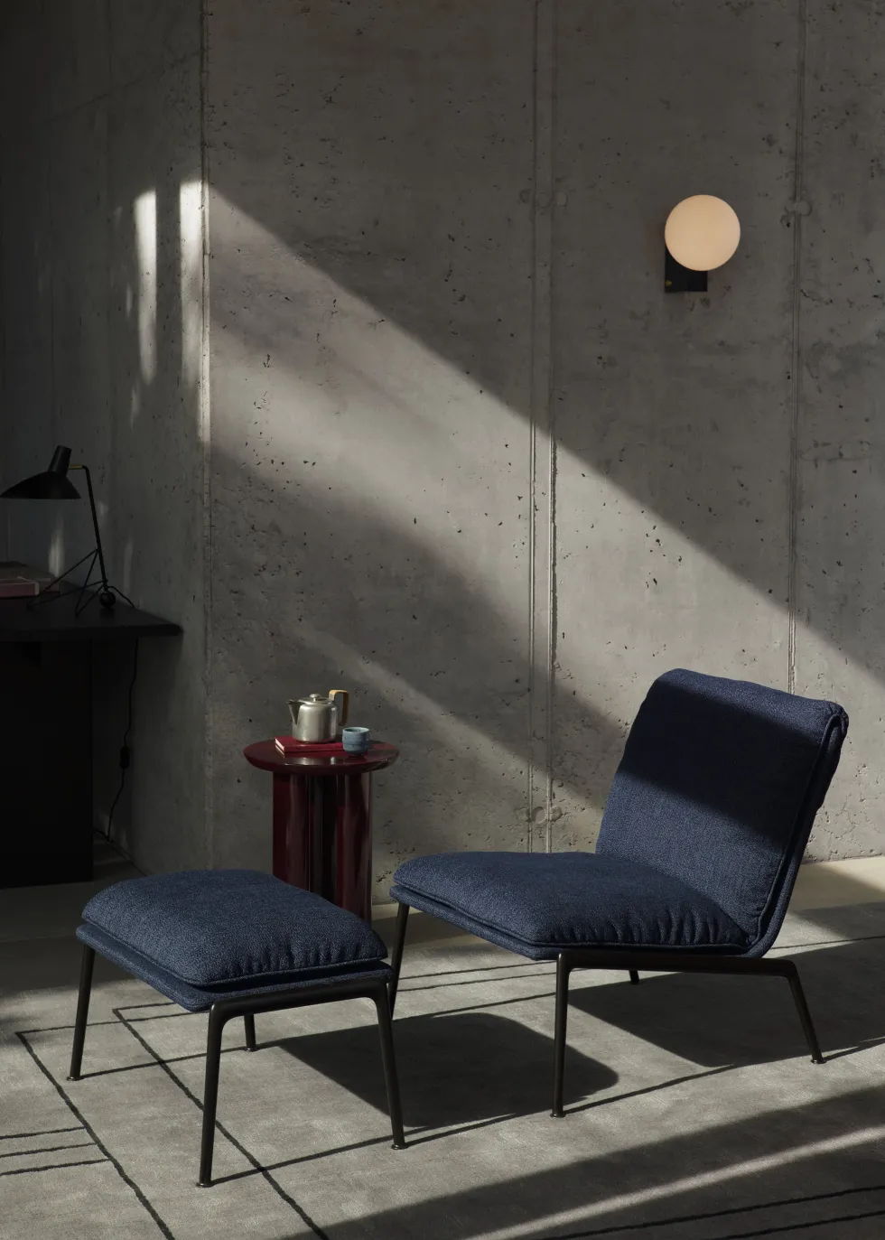 Fauteuil en tissu bleu et aluminium noir Muno LN18 - &tradition